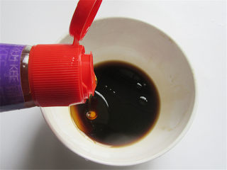 8、下酒菜凉拌黄瓜花生米,醋加温开水少许滴入芝麻油做成浇料汁