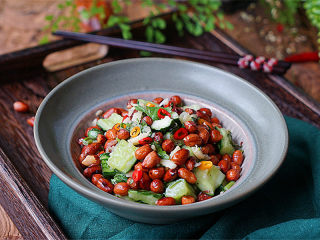 12、下酒菜凉拌黄瓜花生米,装盘,食用的时候浇入调料汁