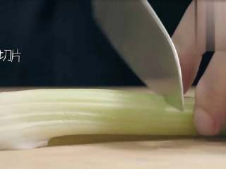 2、锋味纸包鱼,将芹菜洗干净,切成小段。