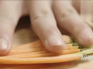 3、锋味纸包鱼,胡萝卜也切成片状。