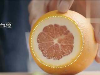 5、锋味纸包鱼,取一只血橙,也切成大片,可以增加这道纸包鱼的水果香味。