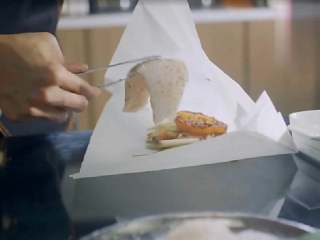 10、锋味纸包鱼,将腌好的鱼也塞入纸包中。