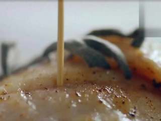 13、锋味纸包鱼,如果想检测一下鱼肉是否熟了,可以拿一根牙签扎一下,如果很轻松就扎进去了,那就是完全熟了。