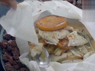 14、锋味纸包鱼,从纸包上方面剪开一个小口,然后向四周撕开。