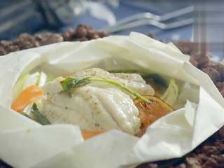 15、锋味纸包鱼,这样就可以带着纸包上桌了,鱼肉和各种果蔬的天然味道都被锁在里面了,吃一口,鲜、香、嫩。