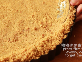 3、免焗草莓芝士派,倒入挞模，均匀压实后，冰箱冷藏三十分钟