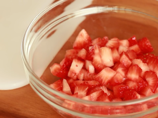 5、免焗草莓芝士派,草莓切粒