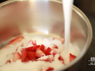 6、免焗草莓芝士派,锅中加入草莓和糖，拌匀