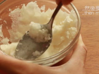 10、免焗草莓芝士派,然后搅拌