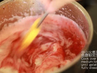 12、免焗草莓芝士派,中火煮至鱼胶粉完全溶解