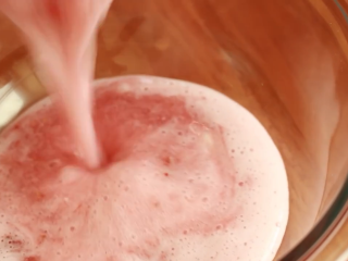 13、免焗草莓芝士派,倒入玻璃碗