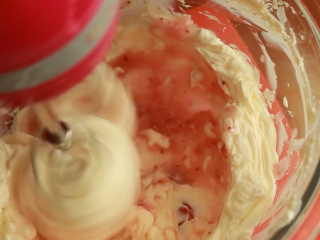 14、免焗草莓芝士派,一边用低速搅拌忌廉芝士，一边倒入草莓鱼胶粉溶液