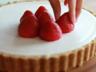 21、免焗草莓芝士派,拿出，脱模，用草莓点缀