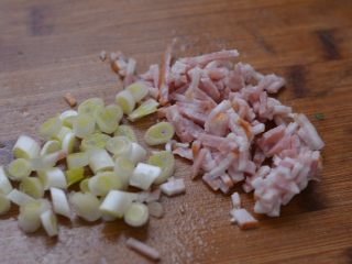 3、孜然花菜，比肉还好吃！,大葱切段。培根切碎。