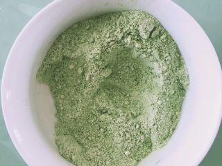 2、【网上厨房独家】微苦抹茶沙布列酥饼,抹茶粉、低粉、杏仁粉混合均匀过筛备用