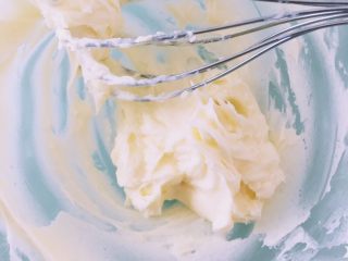 4、【网上厨房独家】微苦抹茶沙布列酥饼,用蛋抽搅拌至颜色发白呈乳霜状