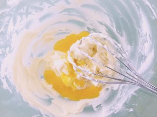 5、【网上厨房独家】微苦抹茶沙布列酥饼,加入两小勺全蛋液，搅拌均匀至蛋液完全吸收