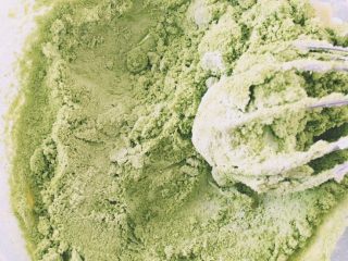 6、【网上厨房独家】微苦抹茶沙布列酥饼,混合的粉类和盐加入黄油重，搅拌均匀