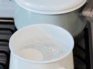 2、【樱】春日的樱花和菓子,糯米面团按平后在开水中煮至透明