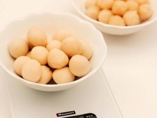 6、【樱】春日的樱花和菓子,处理过的豆沙用来做和菓子皮,15g/个;没有处理的豆沙做馅,10g/个。搓球