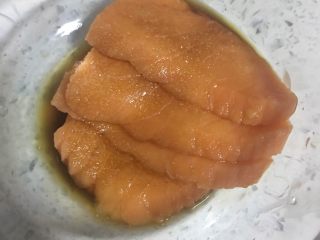 1、蜜烤三文鱼????,1️⃣ 三文鱼中加入生抽,淋上柠檬汁????,包上保鲜膜,放入冰箱冷藏3小时以上。