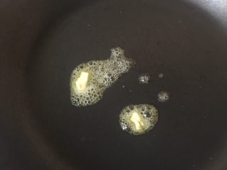 2、蜜烤三文鱼????,2️⃣ 锅中放入一小块黄油,中小火融化,加热2分钟。