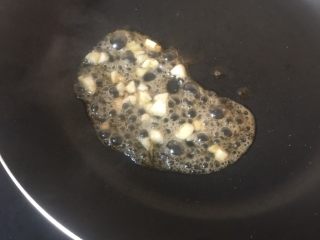 3、蜜烤三文鱼????,3️⃣ 放入蒜末、倒入蜂蜜,煸香。翻炒一会至香味溢出。