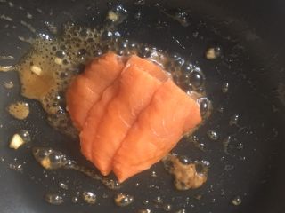 4、蜜烤三文鱼????,4️⃣ 盛出一半,留一半在锅中加入三文鱼片,中小火煎至各面变色。