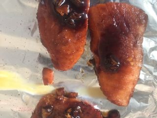 6、蜜烤三文鱼????,6️⃣ 烤箱180°C预热10分钟,放入煎好的三文鱼,淋上剩余酱汁,200°C烤5min拿出翻面,再烤5分钟。