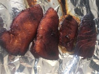 7、蜜烤三文鱼????,7️⃣ 我的蜜汁三文鱼有点闲啦,因为腌制的时候还加了盐,其实就是不用加了,生抽就够了。时间也烤的过场,烤了20min,其实10min级题目啦~