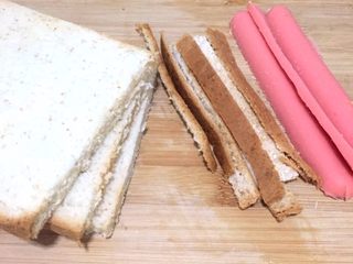 2、鸡蛋火腿三明治????,面包片把边缘切掉，火腿切片