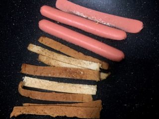 3、鸡蛋火腿三明治????,锅热，倒少许油！轻煎一下，至轻微焦黄