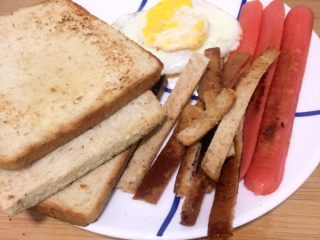 5、鸡蛋火腿三明治????,都煎好出锅，准备摆盘