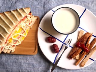 6、鸡蛋火腿三明治????,对角线切开成两份，配上沙拉酱亦可番茄酱  甜辣酱