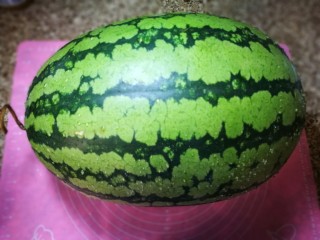 1、西瓜冰糕,准备新鲜大西一个。