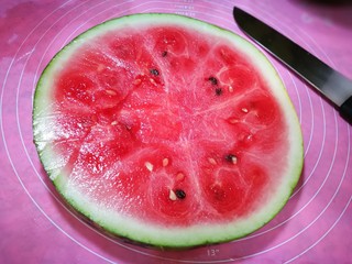 2、西瓜冰糕,中间位置切下一片。