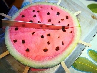 12、西瓜冰糕,端平放冰箱冷冻四小时以上，拿出切块就可以享用啦。