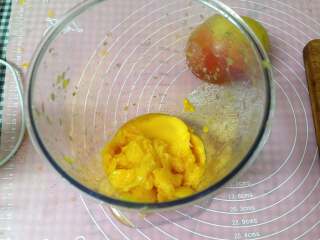 3、不用烤箱的甜点―奥利奥芒果慕斯,芒果去皮去核取250克（其余切丁）