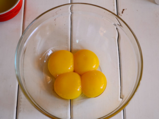 2、奶牛蛋糕卷,先分蛋，将蛋白和蛋黄各装在无油无水的大碗中。