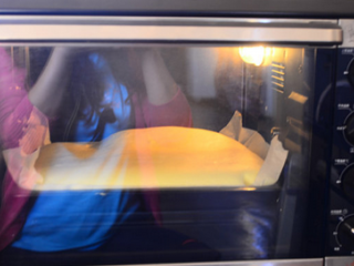 19、奶牛蛋糕卷,放入提前预热的烤箱里，中下层，180度烤20分钟。