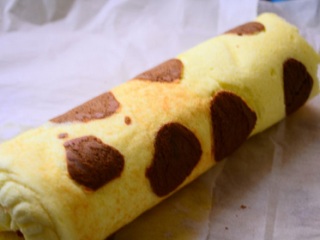 21、奶牛蛋糕卷,卷好定型即可。