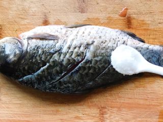 2、浓汤鲫鱼炖豆腐,用少量盐抹在鱼身上,翻面也抹上