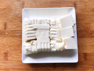 6、浓汤鲫鱼炖豆腐,切成大块备用