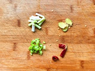 7、浓汤鲫鱼炖豆腐,葱、姜、辣椒切好