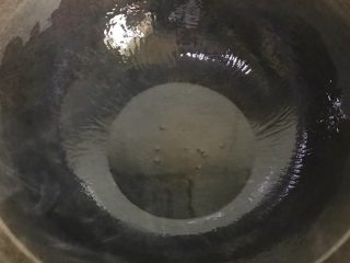 9、浓汤鲫鱼炖豆腐,倒入适量油,用铲子把油淋到锅子上