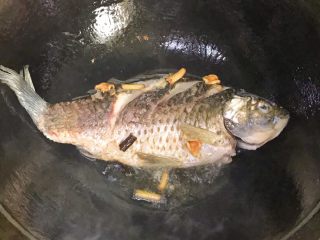 12、浓汤鲫鱼炖豆腐,煎至两面金黄即可