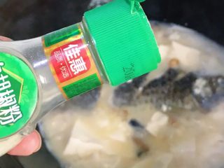 19、浓汤鲫鱼炖豆腐,撒一点白胡椒粉