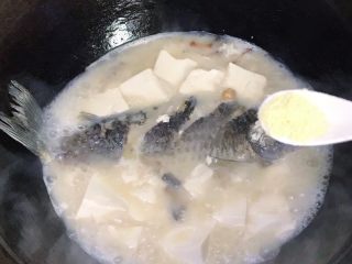 20、浓汤鲫鱼炖豆腐,放一点点鸡精