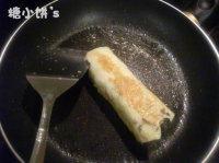 7、轻松熊便当,将蛋卷煎至表面金黄