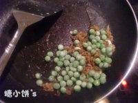 9、轻松熊便当,剩余鲍鱼边加豌豆炒熟。加盐糖调味